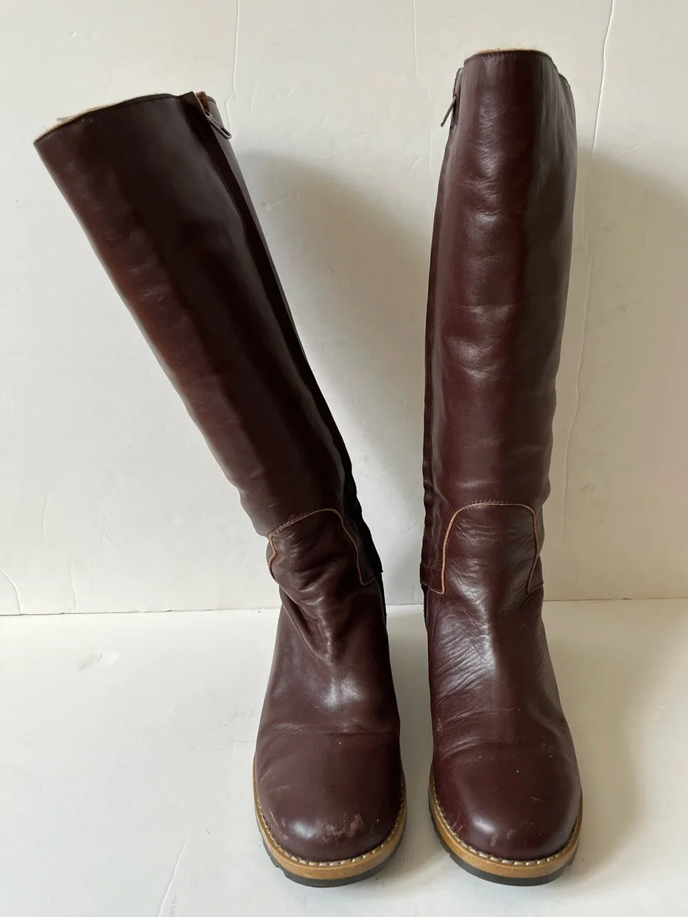 Ugg Classic Tall Brown Leather sheepskin lined shearling winter Boots size 6